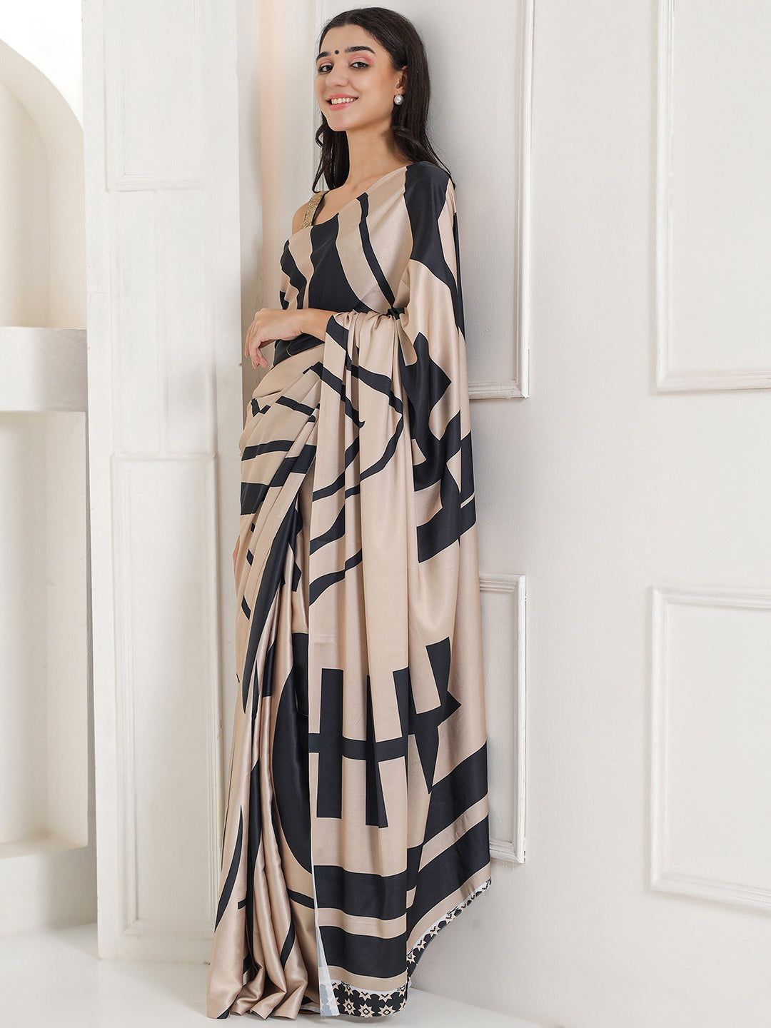 Graphic Printed Crepe-Silk Saree - Beige & Black