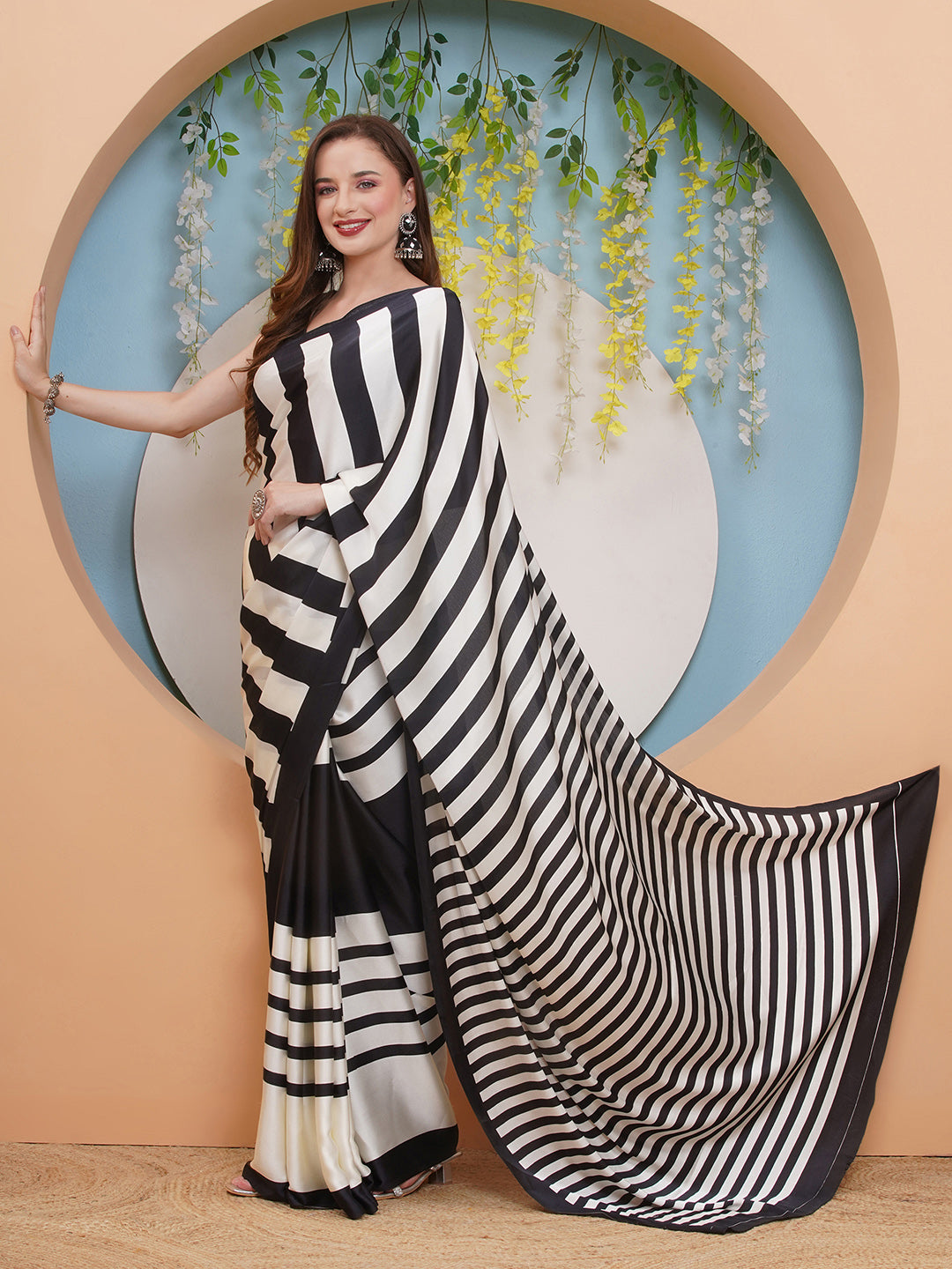Graphic Print Crepe-silk Saree- Black & White
