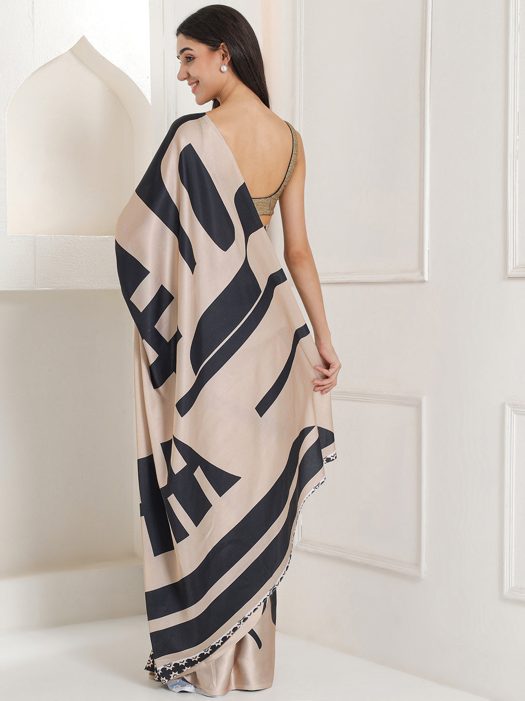 Graphic Printed Crepe-Silk Saree - Beige & Black