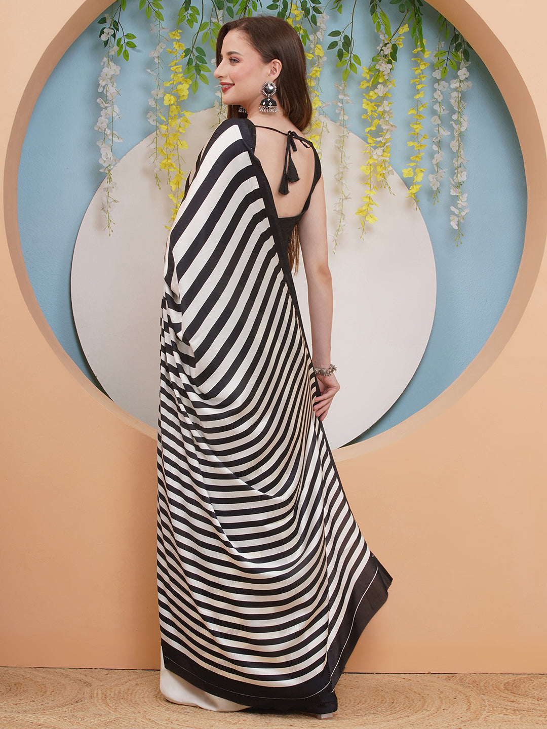 Graphic Print Crepe-silk Saree- Black & White