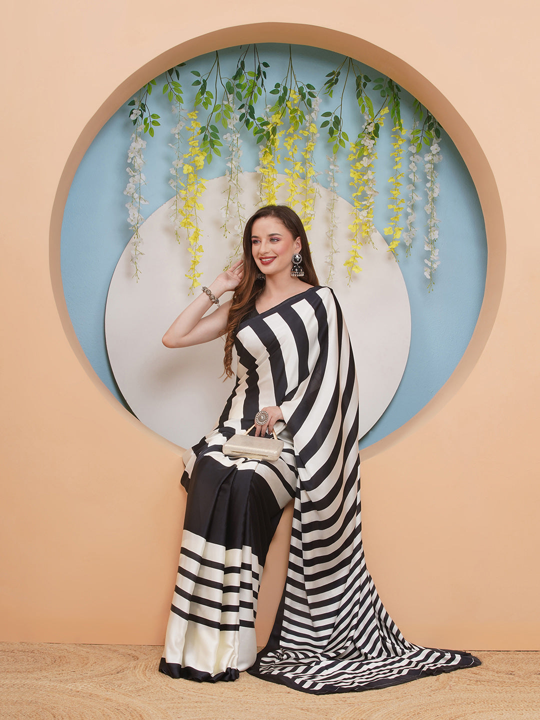 Graphic Print Crepe-silk Saree- Black & White
