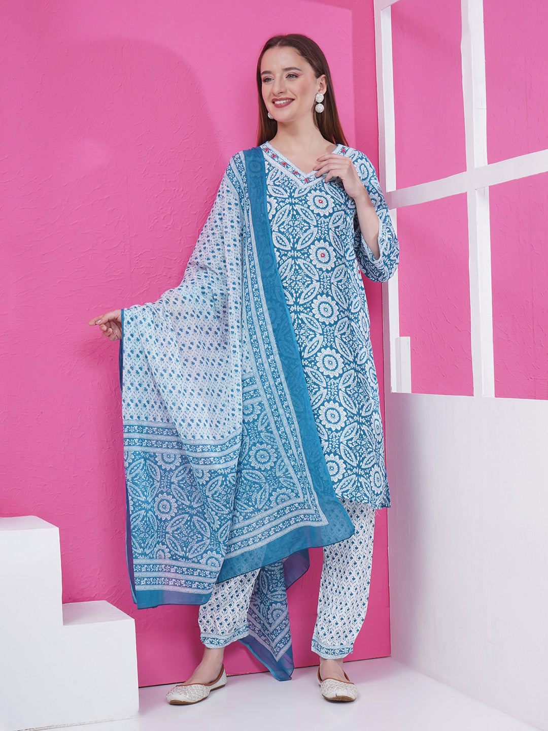 V-Neck Printed Motifs Suit - Blue & White