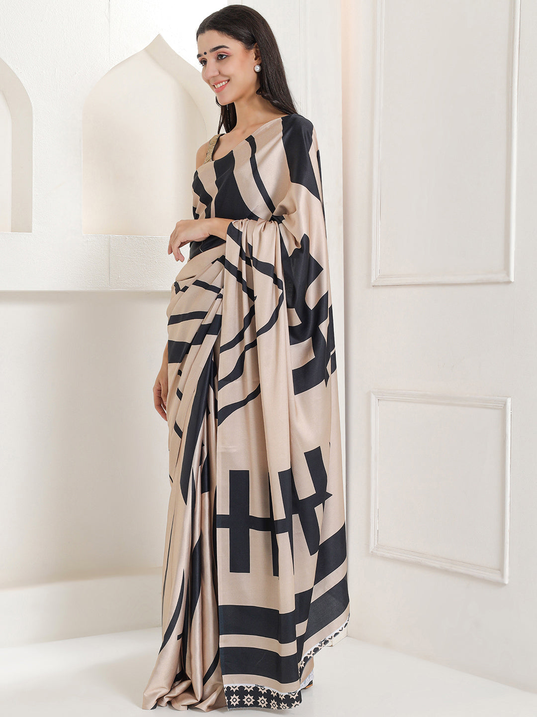 Graphic Printed Crepe-Silk Saree - Beige & Black